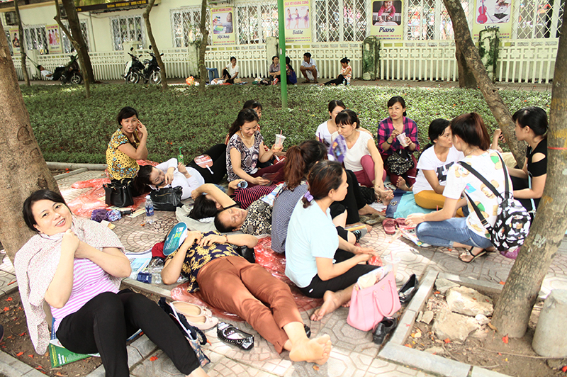 Góc tụ họp của các mẹ, các chị đến từ khắp mọi huyện thị Hà Nội. Hình ảnh chụp tại công viên cây xanh bên ngoài điểm thi Đại học Thủy lợi. Ảnh Dân Trí