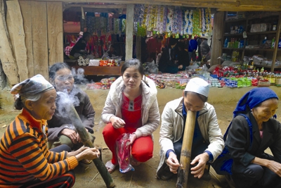 Nhiều người vẫn cho rằng, ở xã Ân Nghĩa, đặc biệt là xóm Khanh này là nơi có nhiều phụ nữ hút thuốc lào nhất. Kể ra xóm Khanh cũng nhiều người hút thuốc lào đấy. Cả xóm có 29 hộ, chừng 150 người già trẻ gái trai, thì phần ba số đó biết hút thuốc lào, tức là bình quân mỗi nhà có khoảng hai người ôm điếu.