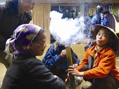 Mỗi lần đến phiên chợ Ré, xã Ân Nghĩa sẽ có cảnh hàng trăm cụ bà, phụ nữ tụm ba, tụm bảy hút thuốc lào.