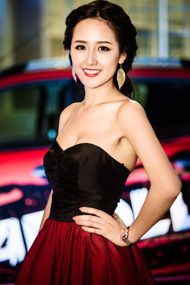 Soi lại hình ảnh khiến Hoa hậu Mai Phương Thúy bị đồn bơm ngực quá đà