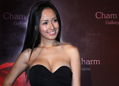 Soi lại hình ảnh khiến Hoa hậu Mai Phương Thúy bị đồn bơm ngực quá đà
