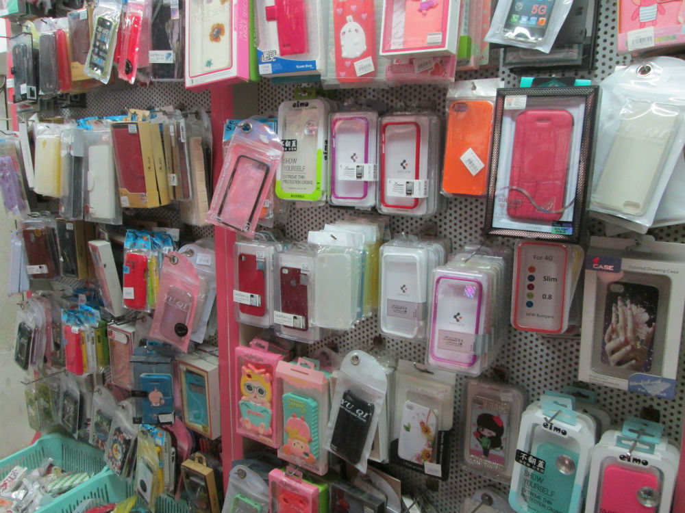 Vỏ bao điện thoại di động, đủ các kích cỡ, mầu sắc, chủng loại, giá từ 50 ngàn tới 200 ngàn, bày bán phổ biến. Loại phụ kiện này xuất xứ từ Trung Quốc, rất được các bạn trẻ ưa dùng. Đây cũng là sản phẩm được mua tặng nhiều nhân dịp valentine năm nay