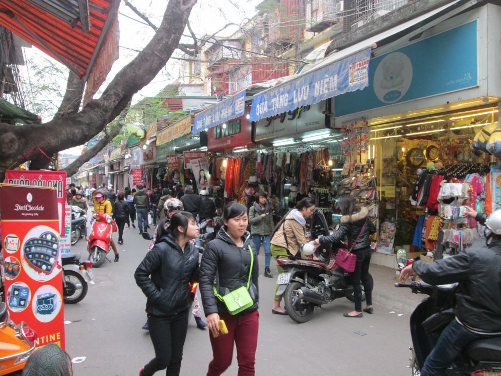 Tại khu chợ hàng lưu niệm Khương Trung (Đống Đa, Hà Nội) - thiên đường quà lưu niệm Trung Quốc từ sáng cho đến tận tối muộn luôn tấp nập người mua. Đối tượng tới khu chợ này đa số là lứa tuổi học sinh và các bạn trẻ trong độ tuổi sinh viên