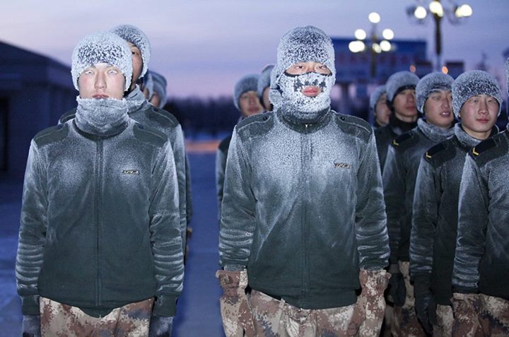 Điều đáng chú ý là buổi tập luyện diễn ra trong thời tiết rét lạnh dưới âm 30 độ C