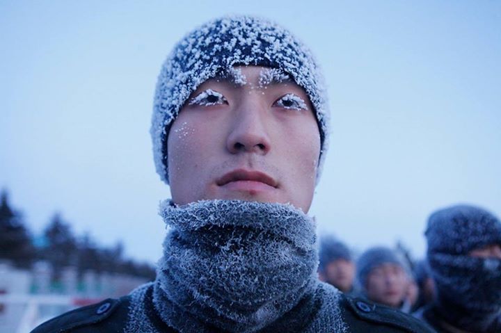Khuôn mặt của những người lính phủ đầy tuyết và mồ hôi bị đóng băng trên mặt