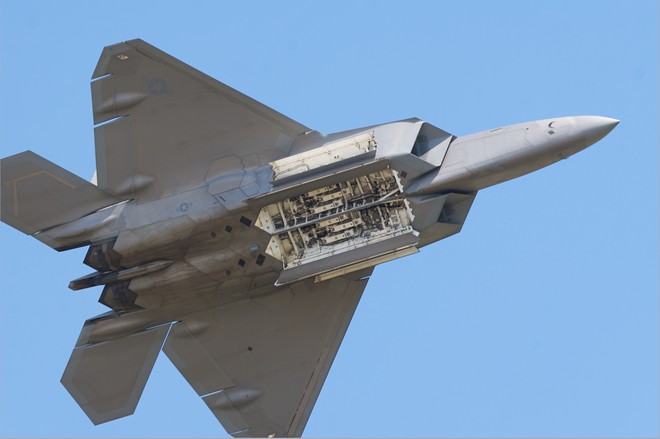 F-22 có chiều dài 18,9 m, sải cánh rộng 13,6 m, có khả năng cất cánh với tải trọng tối đa đạt 25.000 kg. Hai động cơ phản lực đẩy giúp phi cơ di chuyển với vận tốc 2.400 km/h. Hệ thống giá treo vũ khí trong thân cho phép F-22 mang tên lửa đối không, đối đất, bom. Bốn giá treo dưới cánh giúp “Chim ăn thịt” mang thêm thùng nhiên liệu phụ hoặc vũ khí.