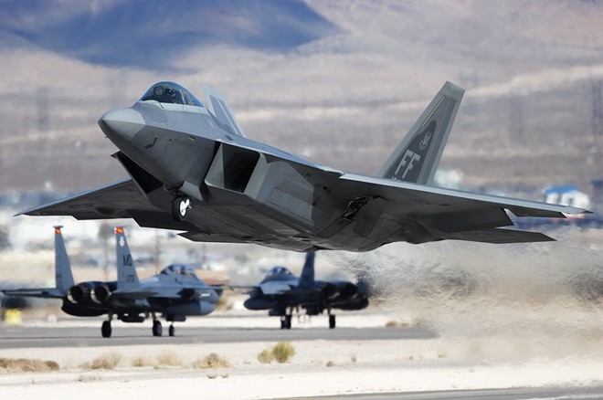Daily Beast dẫn nguồn tin quân sự khẳng định, F-22 Raptor chính thức tham chiến lần đầu tiên trong loạt không kích thứ 3 của Mỹ ở Syria. Lầu Năm Góc cũng công bố hình ảnh rõ nét cho thấy một mục tiêu bị F-22 Raptor phá hủy trong đợt xuất kích đầu tiên.