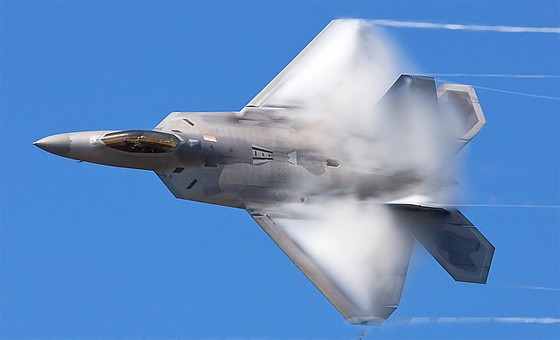 Lockheed Martin F-22 Raptor là máy bay chiến đấu tàng hình đa nhiệm thế hệ thứ 5 đầu tiên. Nó có khả năng tấn công mặt đất, trinh sát, chiến tranh điện tử và chiếm ưu thế trên không. Theo tỷ giá năm 2005, dự án phát triển F-22 Raptor của Mỹ tốn 70 tỷ USD.