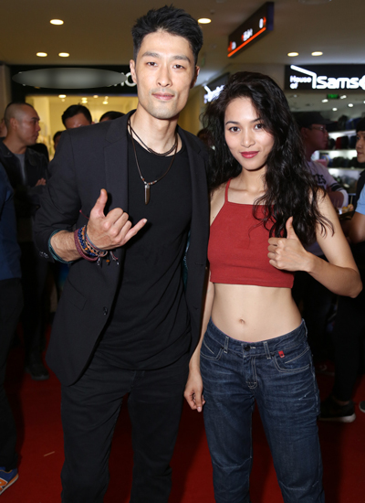 Johnny Trí Nguyễn bên bạn gái Nhung Kate.