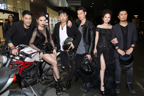 Hầu hết nghệ sĩ tham dự sự kiện trong trang phục đen. Đạo diễn Charlie Nguyễn (phải) cùng dàn diễn viên của anh.