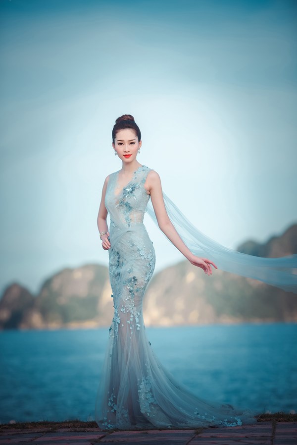 Chiều tối qua (17/7), Hoa hậu Thu Thảo xuất hiện đầy xinh đẹp và lộng lẫy khi chuẩn bị cho đêm chung khảo phía Bắc cuộc thi HHVN 2016 với vai trò giám khảo.