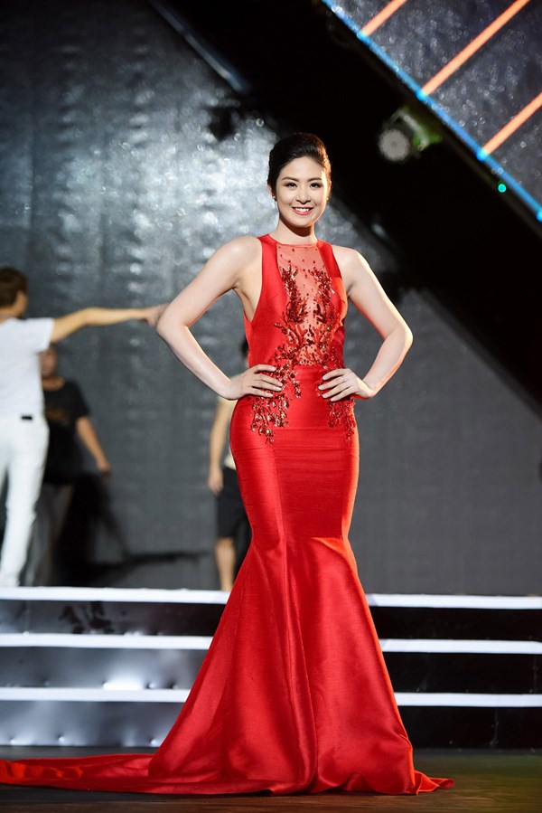 Hoa hậu Việt Nam 2010 Ngọc Hân diện đầm dạ hội màu đỏ rực lộng lẫy của NTK Xuân Lê trong đêm chung khảo, cô đóng vai trò MC cùng với người dẫn chương trình Tuấn Anh.