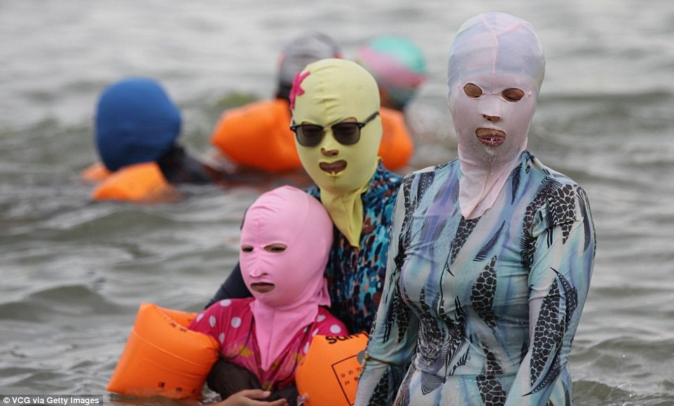 Trên bờ biển của Thanh Đảo, Quảng Đông, Trung Quốc, các mặt nạ màu sắc sặc sỡ là món phụ kiện được nhiều phụ nữ yêu thích.  