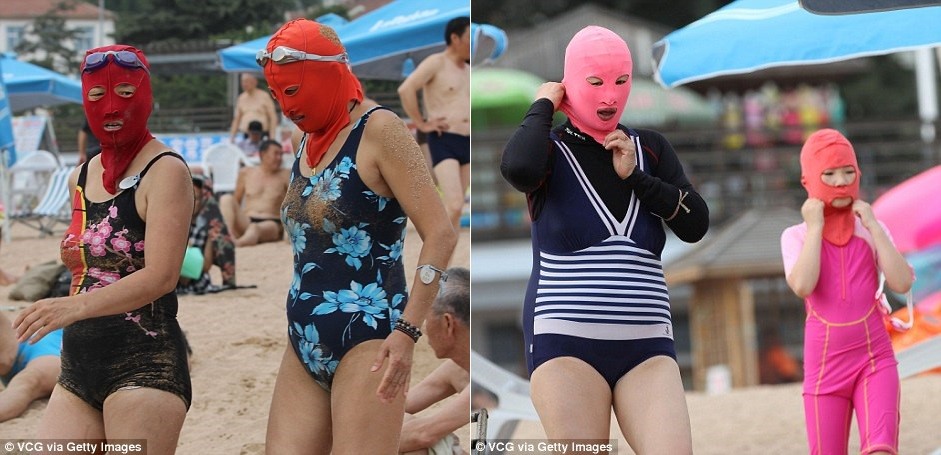 Các phụ nữ, từ già tới trẻ, đều chuộng loại mặt nạ chống nắng này. Nam giới hiếm khi sử dụng.
