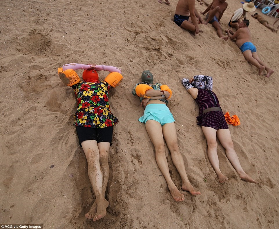 Một số đeo mặt nạ khi xuống biển, trong khi những người khác đeo khi nằm tắm nắng trên bãi cát.
