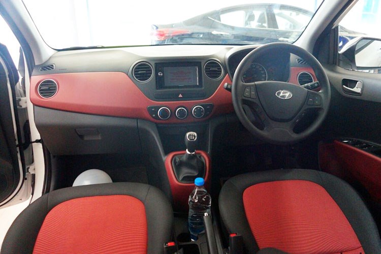 Bên trong nội thất, Hyundai sử dụng tông màu đen làm chủ đạo kết hợp với màu đỏ trên bảng táp lô viền cần số, bệ tỳ tay và một phần ghế ngồi.
