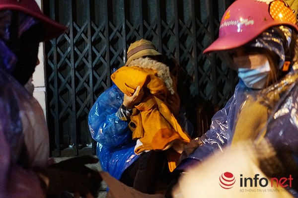 Trong đêm rét kỷ lục đầu tiên của Hà Nội, nhiều nhóm bạn trẻ, sinh viên đã ra đường đi tìm những người phải làm việc hay ngủ ngoài đường để tặng đồ ăn, áo ấm, khăn len. Ảnh: Infonet