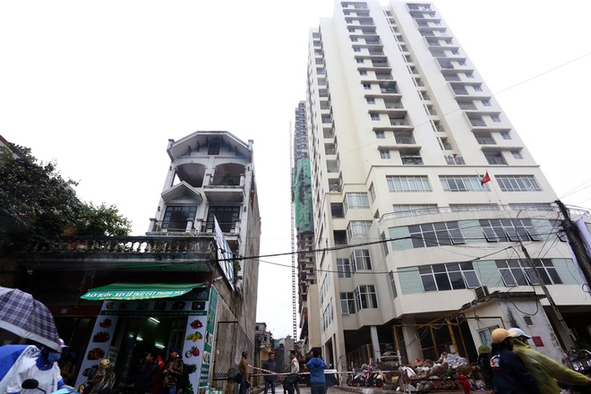 Công trình xảy ra tai nạn là tổ hợp trung tâm thương mại văn phòng và nhà ở do Công ty Cổ phần Lilama Hà Nội làm chủ đầu tư, với tổng số vốn hơn 450 tỷ đồng. Dự án được khởi công vào tháng 2/2009, gồm 2 tòa tháp 23 tầng, 30 tầng và 17 nhà vườn liền kề 3 tầng.