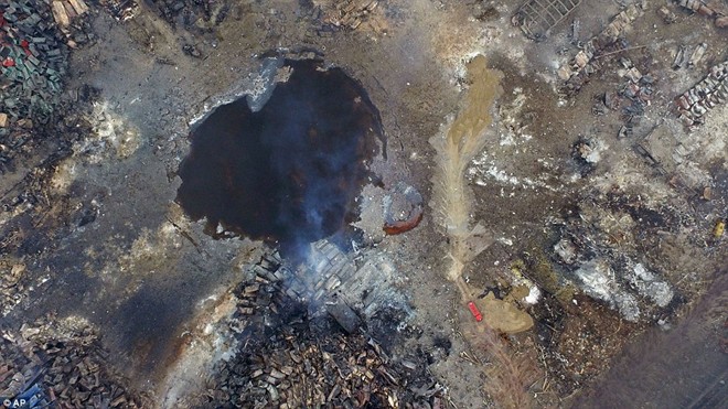 Hố đen khổng lồ được ví như ‘cổng địa ngục’ xuất hiện tại hiện trường vụ nổ hóa chất ở Thiên Tân, Trung Quốc