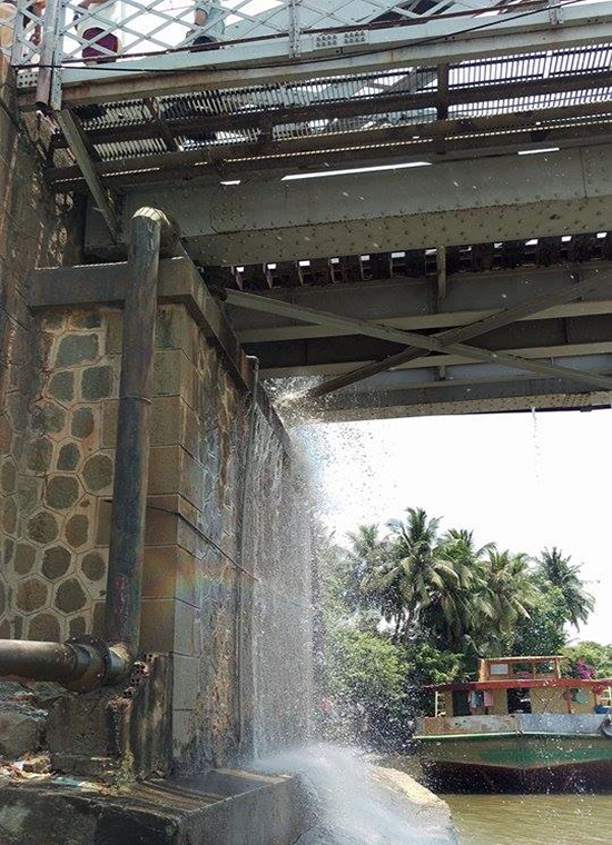 Đường ống nước sạch chạy dọc qua cầu Ghềnh cũng bị bể.