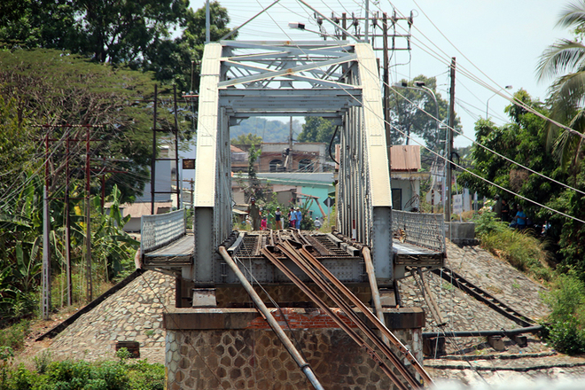 Cầu Ghềnh thuộc thành phố Biên Hòa bắc qua sông Đồng Nai do Pháp xây dựng đã hơn 100 năm, dành đi chung cho cả đường bộ và đường sắt với 2 phần bên hông dành cho xe 2 bánh, ở giữa dành cho xe lửa và xe ô tô.
