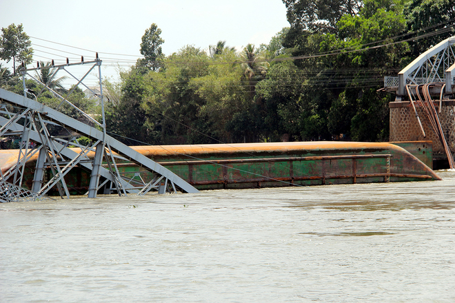 11h30 ngày 20/3, sà lan chở cát chạy trên sông Đồng Nai, khi đi qua cầu Ghềnh đã đâm gãy một móng cầu khiến hai nhịp sập xuống nước.