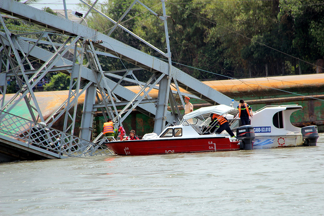 Hiện lực lượng cứu hộ đang tích cực dùng canô quần thảo trên sông tìm các nạn nhân. 