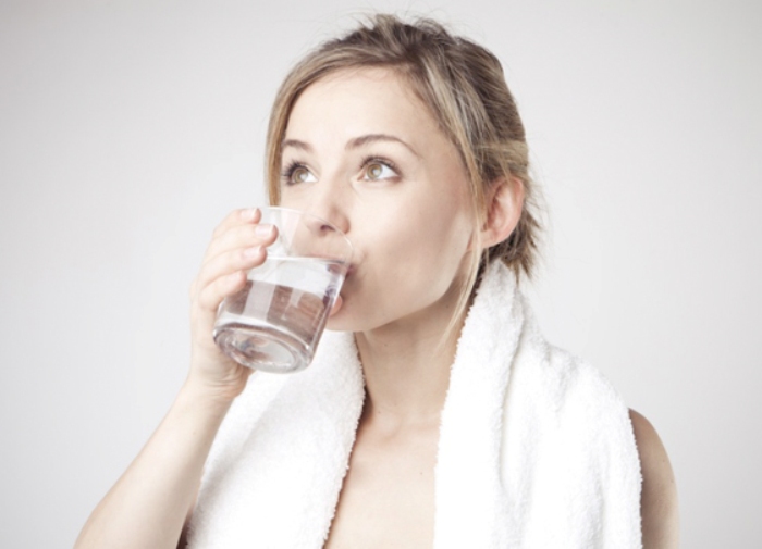 Uống nước ngay sau khi ngủ dậy không chỉ có tác dụng cung cấp nước mà còn giúp cơ thể giải độc một cách hiệu quả.