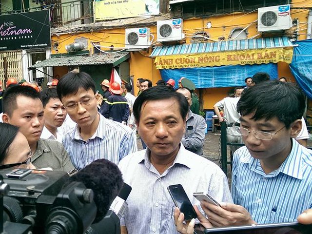 Ông Nguyễn Quốc Hoa - Phó Chủ tịch quận Hoàn Kiếm thông tin về vụ sập nhà ở Trần Hưng Đạo