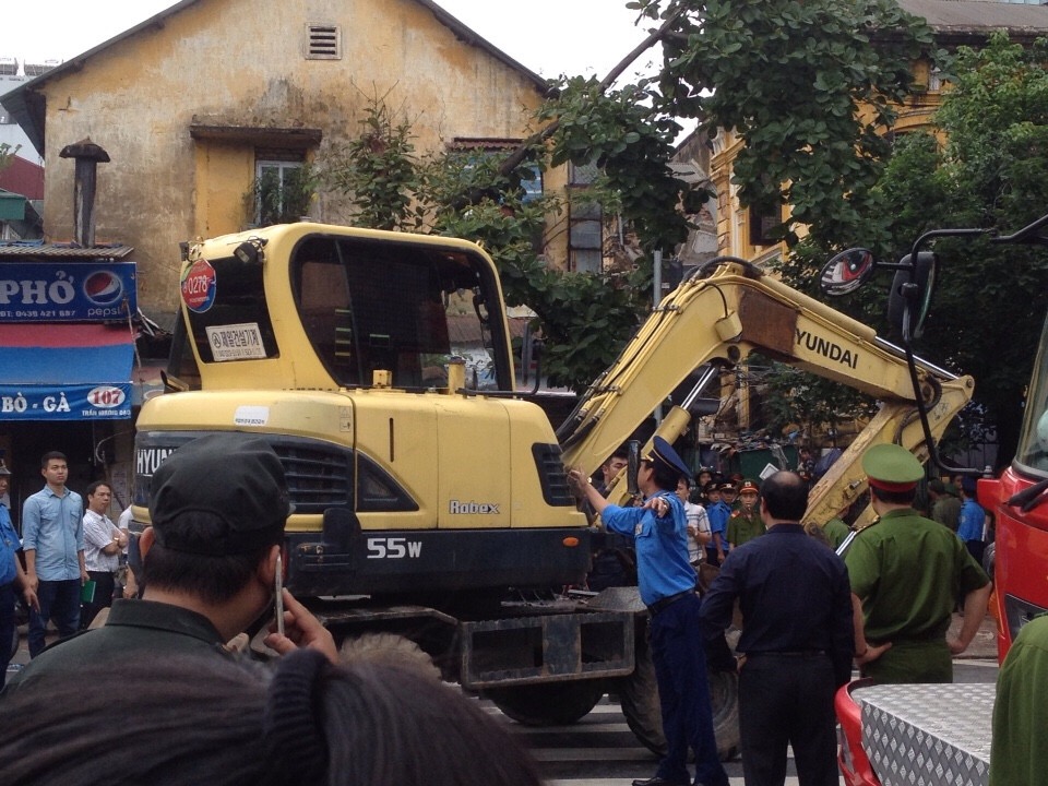 Xe cẩu được điều động đến hiện trường vụ sập nhà ở Trần Hưng Đạo