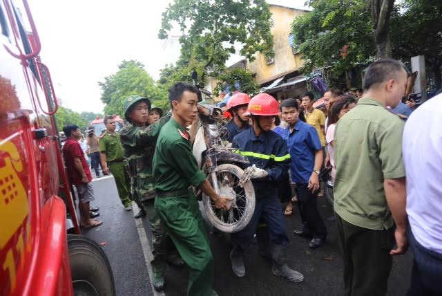 Một chiếc xe máy được đưa ra khỏi hiện trường vụ đổ nát