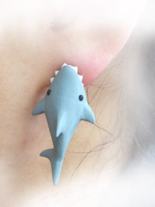 Thêm nhiều mẫu hoa tai cá mập: Có lẽ đây là nhát cắn ngọt ngào nhất mà bạn có thể cảm nhận từ một chú cá mập dễ thương như thế này. Bạn có thể tìm thấy chúng trên trang asianicandy.com với mức giá là $15.