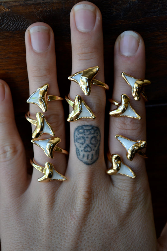 Nhẫn răng cá mập: Đây là chiếc nhẫn quấn độc đáo của hãng Lux Divine được làm hoàn toàn bằng tay. Trải qua một quá trình mạ điện bao gồm một lớp đồng, một lớp niken và một lớp vàng 24K, chiếc nhẫn răng cá mập này được bán với giá $75 trên trang etsy.com.