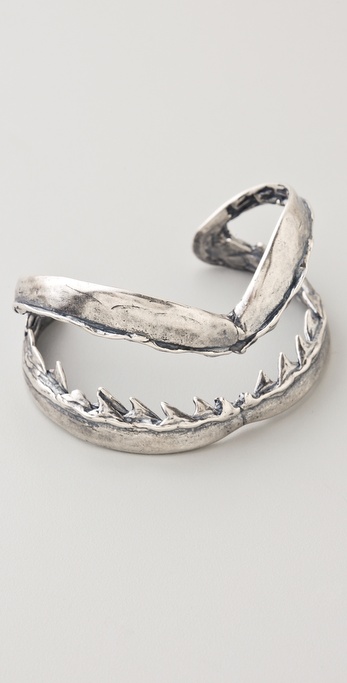 Vòng tay hàm cá mập: Chiếc vòng tay mạ bạc to bản cá tính này khắc họa hình ảnh một bộ hàm cá mập đang há rộng và chi chít răng. $254 là giá của sản phẩm này tại shopbop.com.