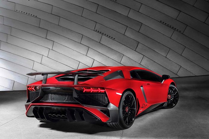 Vừa được ra mắt tại triển lãm Geneva, siêu xe Lamborghini mới Aventador LP750-4 SV sẽ được bán ra vào cuối mùa xuân này 