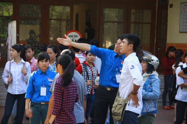 Đội ngũ sinh viên tình nguyện luôn nhiệt tình giúp đỡ các thí sinh 