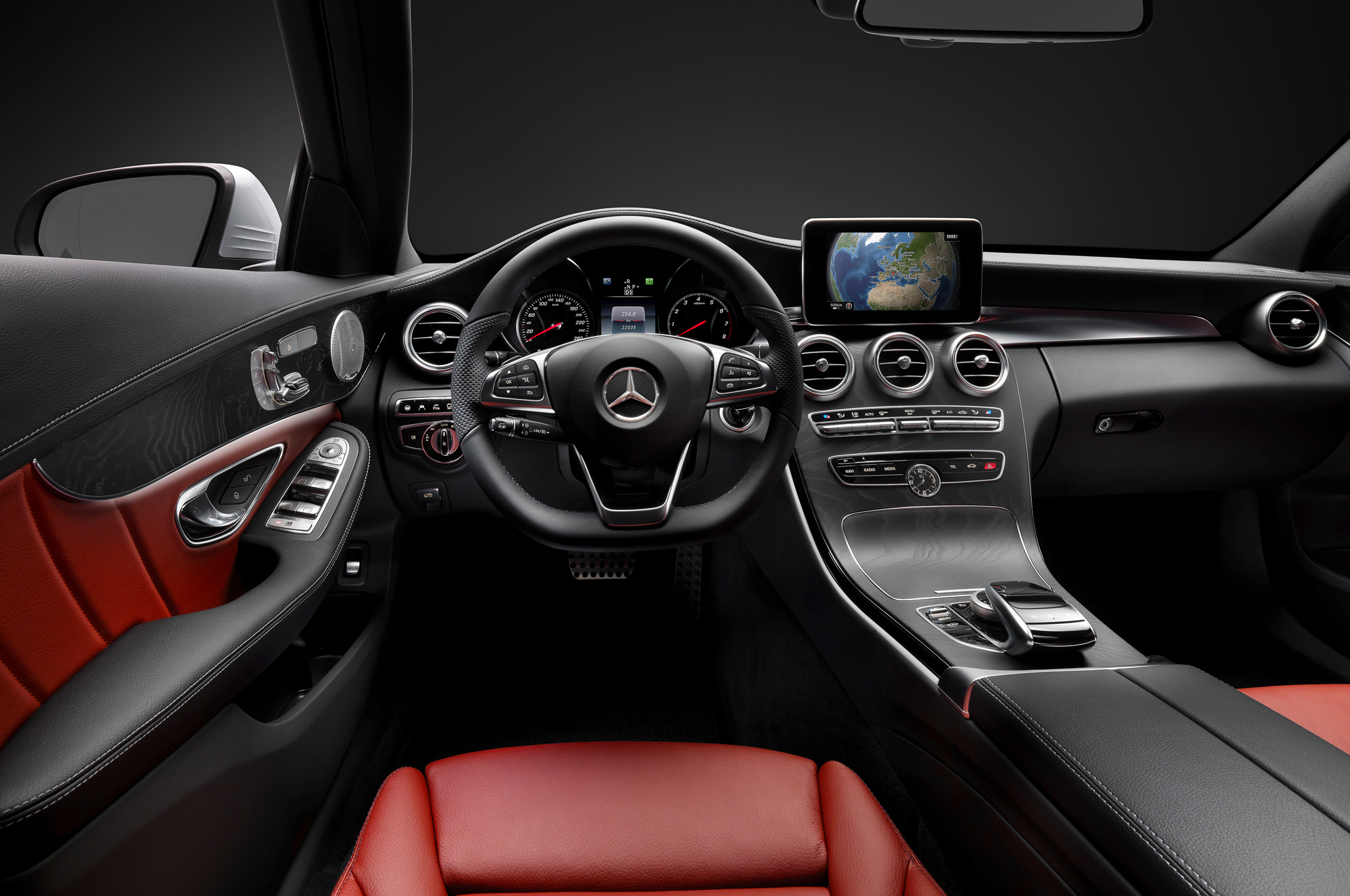 Khi so sánh xe ô tô, nội thất của Mercedes- Benz C- Class đem đến trải nghiệm giống như một phiên bản thu nhỏ S-Class