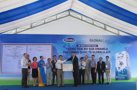Ông Richard De Boer, đại diện Tổ chức Chứng nhận Global G.A.P. ConTrolUnion (Hà Lan) trao giấy chứng nhận đạt chuẩn quốc tế Thực Hành Nông Nghiệp Tốt Toàn cầu (Global G.A.P.) cho trang trại của Vinamilk