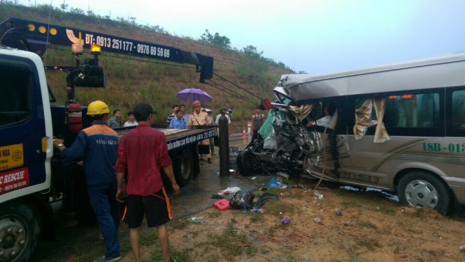 Vụ tai nạn giao thông xảy ra khoảng 5h30 sáng 23/9, tại km 130+500 đường cao tốc Nội Bài - Lào Cai (địa phận xã Quy Mông, huyện Trấn Yên, tỉnh Yên Bái).
