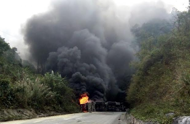Hiện trường vụ tai nạn giao thông thảm khốc giữa xe khách và xe bồn chở dầu trên đèo Thung Khe, Mai Châu, Hòa Bình