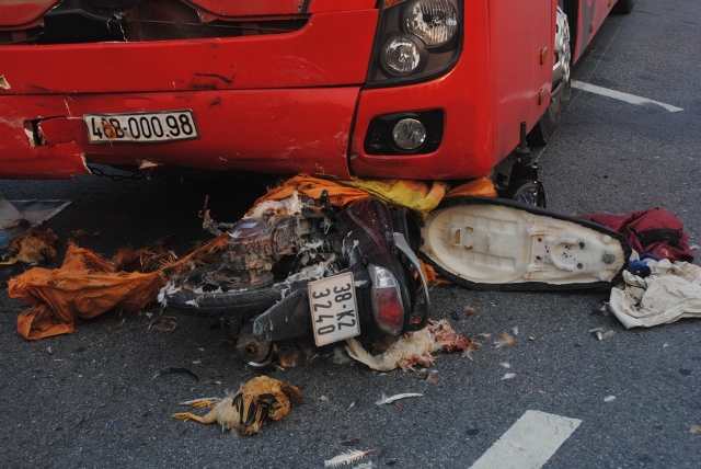 Hiện trường vụ tai nạn giao thông chết người giữa xe máy và xe khách ở Hà Tĩnh
