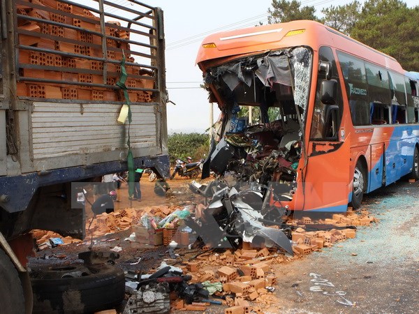 Đầu xe khách nát bét sau vụ tai nạn giao thông thảm khốc ở Đắk Lắk