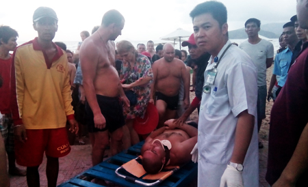 Du khách Denis Gurov được các bác sĩ sơ cứu ngay trên bờ biển sau khi tai nạn hy hữu xảy ra