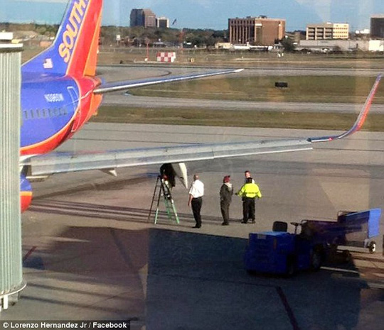 Máy bay hạ cánh khẩn cấp ở sân bay San Antonio sau vụ tai nạn hy hữu