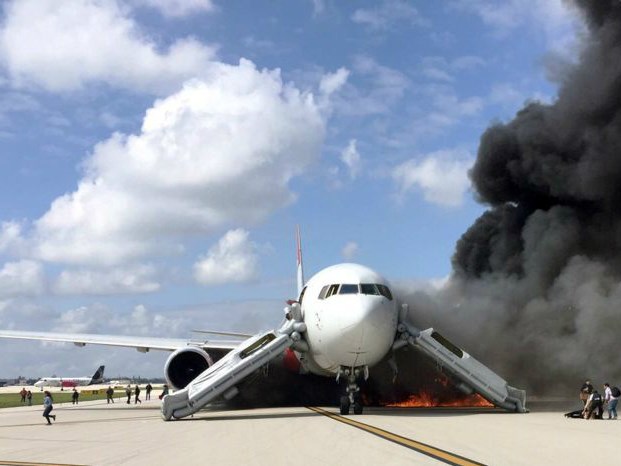 Tại hiện trường vụ tai nạn hy hữu, chiếc máy bay bốc cháy ngùn ngụt và tỏa ra hàng cột khói đen
