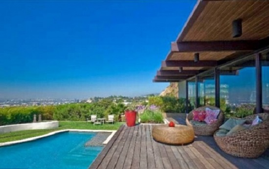 Cô còn sở hữu một căn biệt thự ở Los Feliz. Scarlett đã mua căn biệt thự này với chồng trước – nam diễn viên Ryan Reynolds vào năm 2010 với giá 2.9 triệu USD (gần 64 tỉ đồng). 