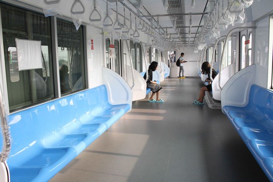 Thiết kế bên trong đầu tàu metro tuyến số khá thoáng, mỗi toa có thể chứa được 300 khách