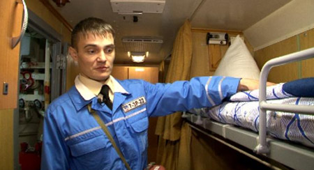 Để đảm bảo cuộc sống của các thủy thủ, K-117 Bryansk hay tất cả các tàu ngầm khác đều được trang bị phòng ăn và phòng ngủ. Tuy không thực sự thoải mái tiện nghi nhưng giường ngủ đơn được thiết kế khá thoải mái.