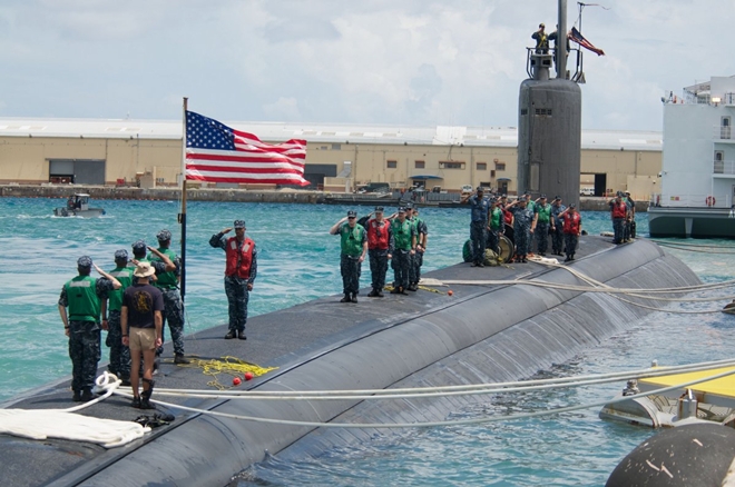 Theo thông tin cập nhật trên báo Vnexpress, những bức ảnh ghi lại cuộc sống của thủy thủ trên tàu ngầm hạt nhân Bubblehead Brotherhood và được đăng tải trên website Hải quân Mỹ (US Navy). Trong ảnh là buổi lễ trước khi tàu rời cảng nhà đi làm nhiệm vụ. 