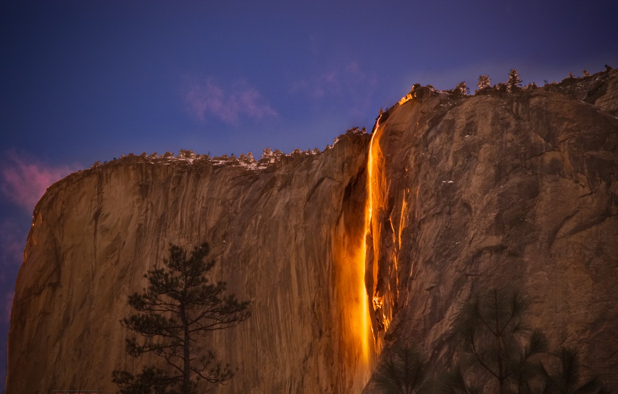 Thác Horsetail phát sáng, Mỹ: Vào một số thời điểm nhất định trong năm, thác Đuôi ngựa ở Yosemite thu hút nhiều khách du lịch tới chiêm ngưỡng cảnh tượng có một không hai, khi nô chuyển màu cam và đỏ rực do ánh nắng mặt trời chiếu xuống.